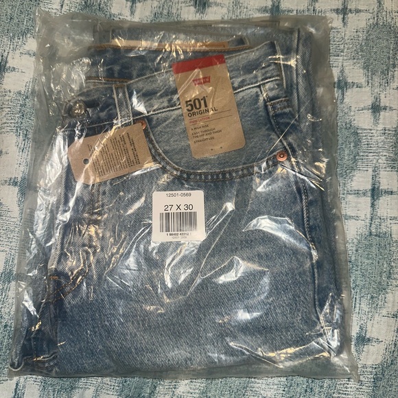 Levi's Women's Classic Blue Straight Jeans - Picture 6 of 6